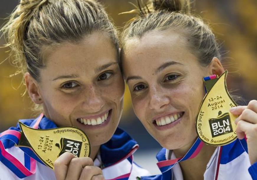 Tania Cagnotto e Francesca Dallap e mostrano le due medaglie d&#39;oro appena conquistate: per le due italiane  il sesto titolo continentale consecutivo. Per la Cagnotto addirittura il quattordicesimo oro in un campionato d&#39;Europa (AP)